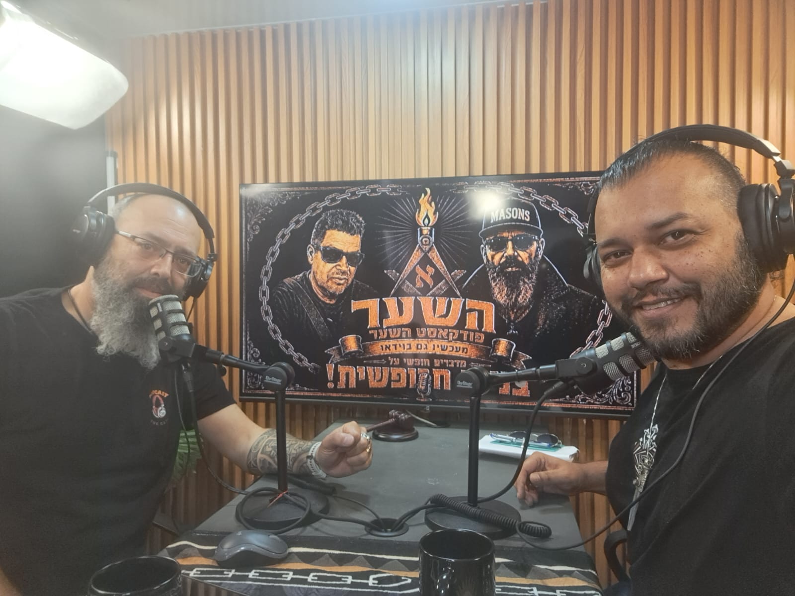מנחי פודקאסט מול המיקרופונים באולפן