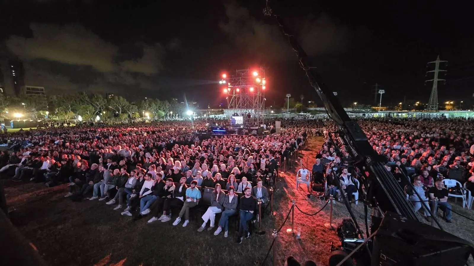 קהל שירים בכיכר בגני יהושע